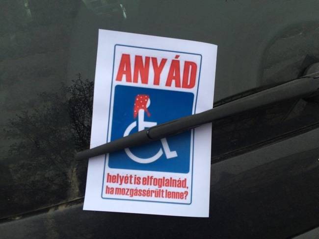 Lelki terrorral próbál meg hatni.