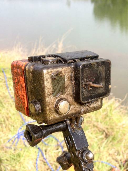 Ez a GoPro kamera 2 hónapot töltött egy tóban, mire sikerült megtalálni.