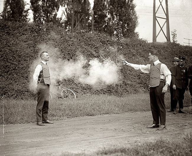 Golyóálló mellény tesztelés, 1923-ban.
