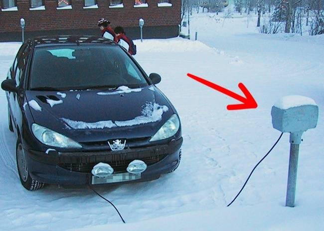 A lakótelepeken speciális elektromos motor-előmelegítő készülékek találhatók a parkolókban.