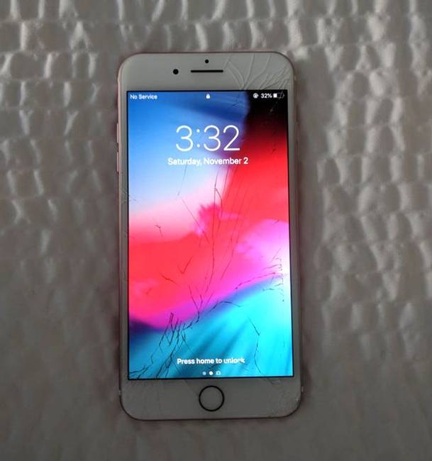 „Találtam egy törött képernyőjű iPhone 7 Plus-t. Minden más tökéletesen működik rajta, ha nem lenne betörve a kijelzője, olyan lenne, mint az új."
