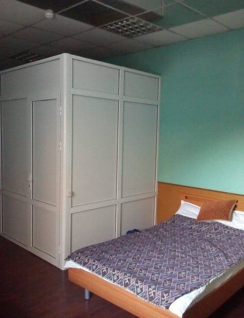 Ennek a szállodai szobának egy előregyártott fürdőszoba van a közepén.