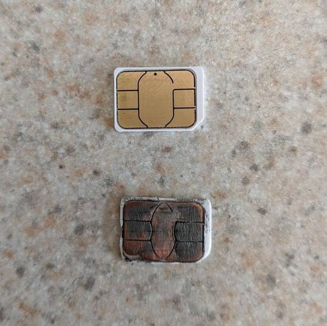 „Ma bejött egy ügyfél, aki azt mondta, hogy a telefonja nem ismeri fel a SIM-kártyát. Amikor kiszedtem, megértettem, hogy miért. Mellé tettem egy vadonatújat, hogy érzékelhető legyen a különbség."