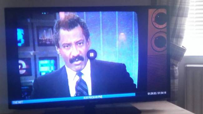 Látszólag egy teljesen hétköznapi, retro televízió. Vagy várjunk csak…
