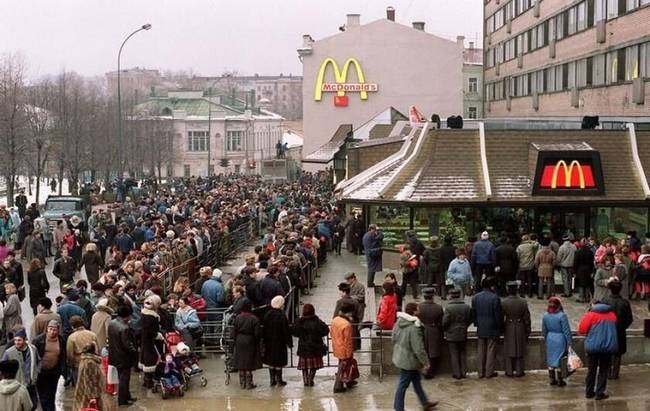 Az első orosz McDonalds megnyitásának napján felgyülemlett tömeg, 1990. január 31-én, Moszkvában.