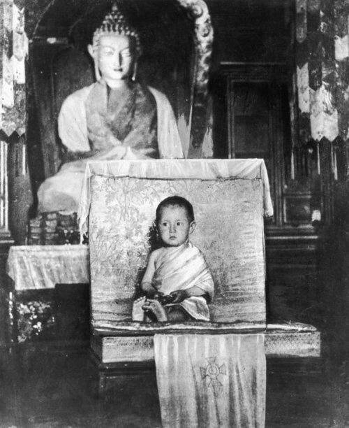 A 2 éves dalai láma 1937-ben.