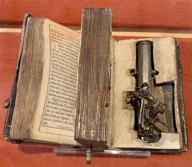 A korábbi velencei dózse, Francesco Morosini az 1600-as években a Bibliájában rejtette el a fegyverét.