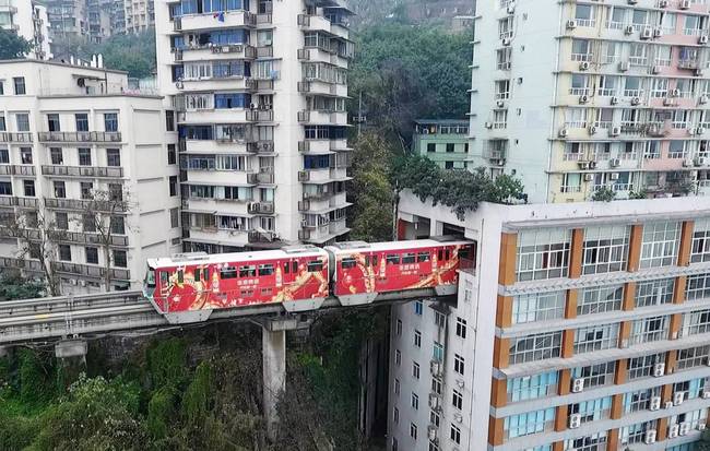 A ház, amin keresztül megy a metró.