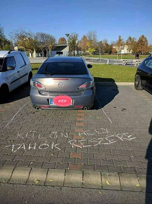 Csak neki, csak most.