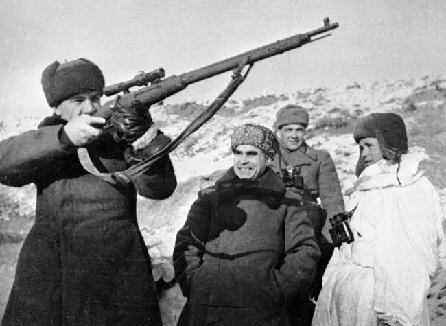 Vaszilij Csujkov megvizsgálja Vaszilij Zajcev fegyverét.