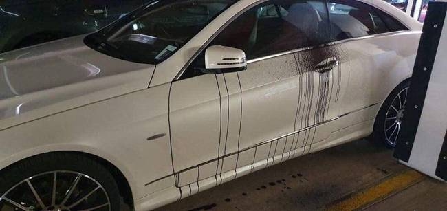 „Így nézett ki az autóm, miután új aszfaltréteget raktak rá az eggyel feljebb lévő emeletre a parkolóházban."
