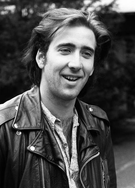 Nicolas Cage divatos bőrdzsekiben, 1987-ben.