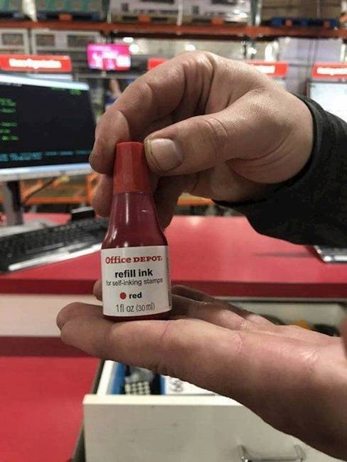 Csípős mártásnak tűnik, de valójában csak tinta utántöltő.