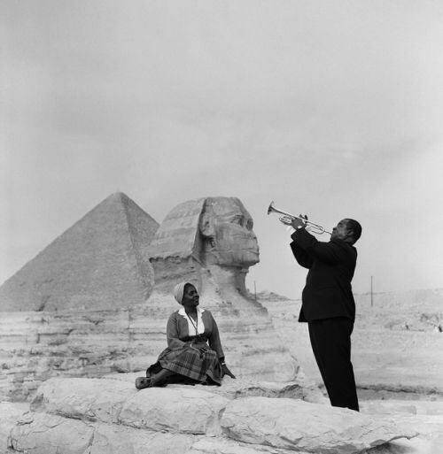 A feleségének játszó Louis Armstrong, 1961-ben, Egyiptomban.