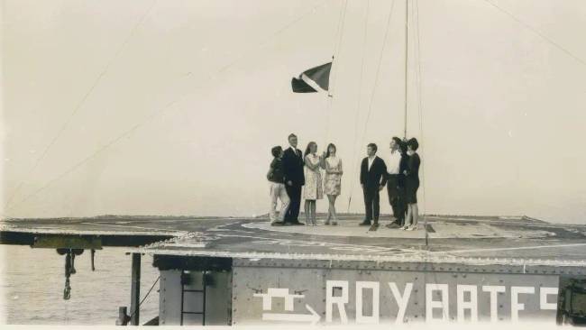 Sealand lakói felvonják nemzeti zászlajukat