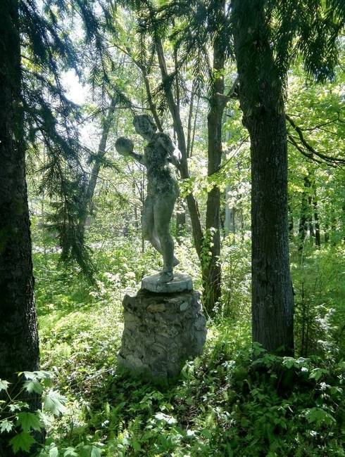 Elhagyatott szobor az erdő mélyén, Oroszországban.