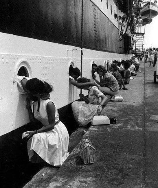 Haditengerész férjüktől búcsúzó asszonyok, 1963-ban.