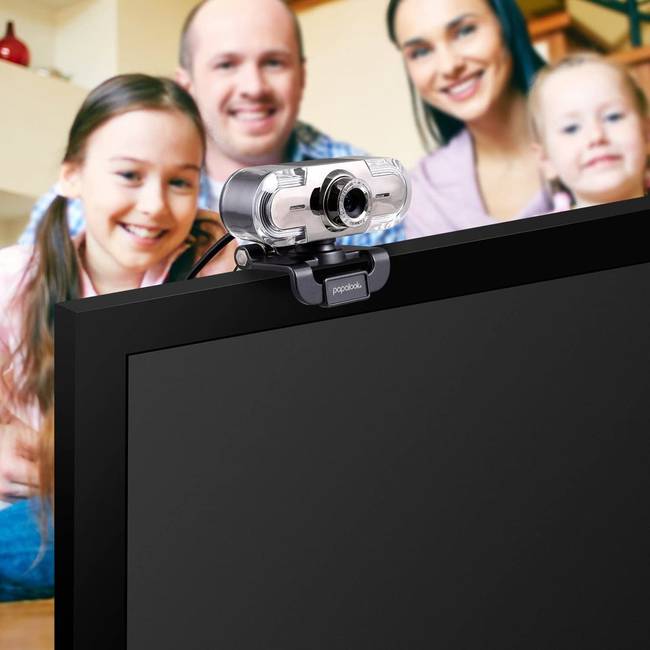 Ennek a reklámfotónak a tanulsága alapján ennek a családnak fingja sincs, hogy hogy működik egy webkamera. 🤣