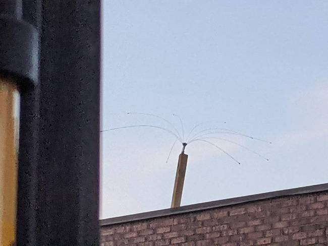 „A szomszédom valami furcsa dolgot tett a tetőre. Mi ez?''