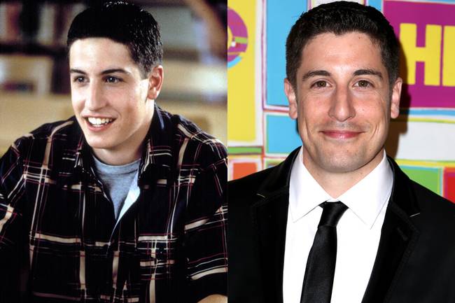 És a végére hagytuk az Amerikai pités Jason Biggs-et, mert ő az egyetlen, aki a 20 év alatt szinte semmit sem változott...😄