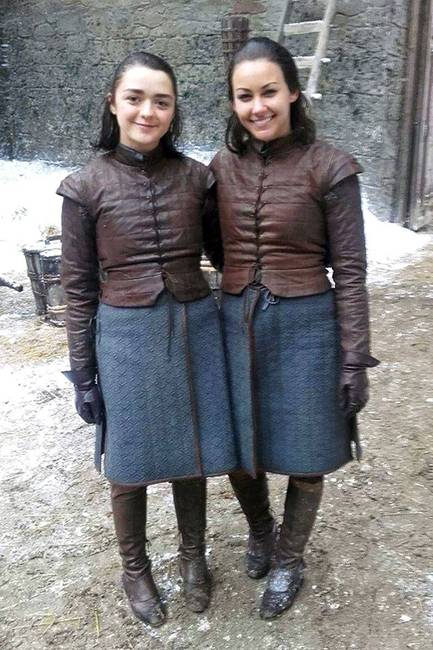 Maisie Williams és dublőrje, Christina Baskett a Trónok harca forgatásán.