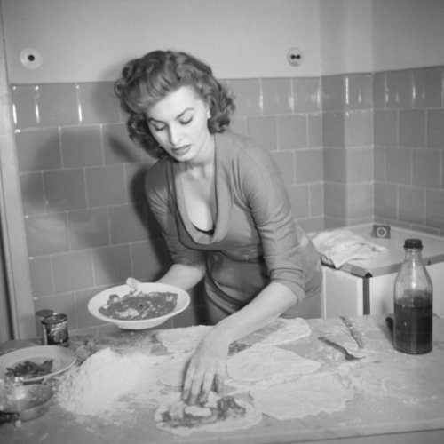 Sophia Loren pizzakészítés közben.