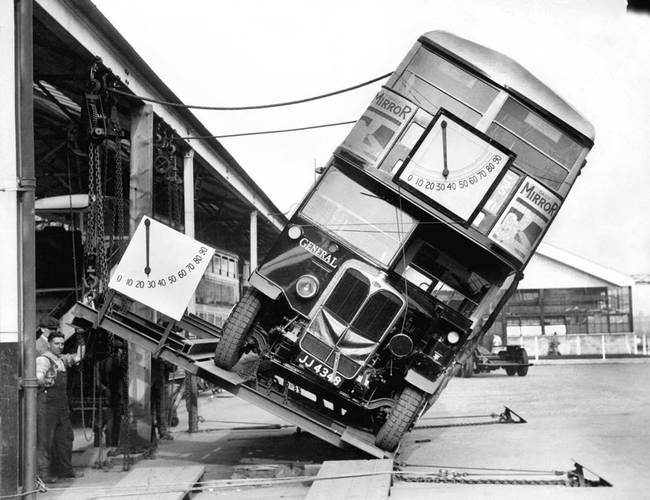 A londoni emeletes buszokon végzett nyilvános borulási teszt 1933-ban, melyre azért volt szükség, mert sokan attól féltek, hogy a buszok esetleg felborulhatnak a kanyarokban.