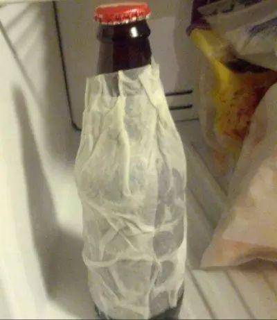 A nedves törlőkendőbe csomagolt sör gyorsabban hűl le a fagyasztóba rakva.