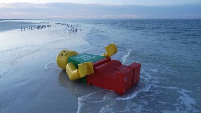 2 és fél méter magas, és közel 40 kilós Lego-figura, amit Hollandiában vetett partra a víz.
