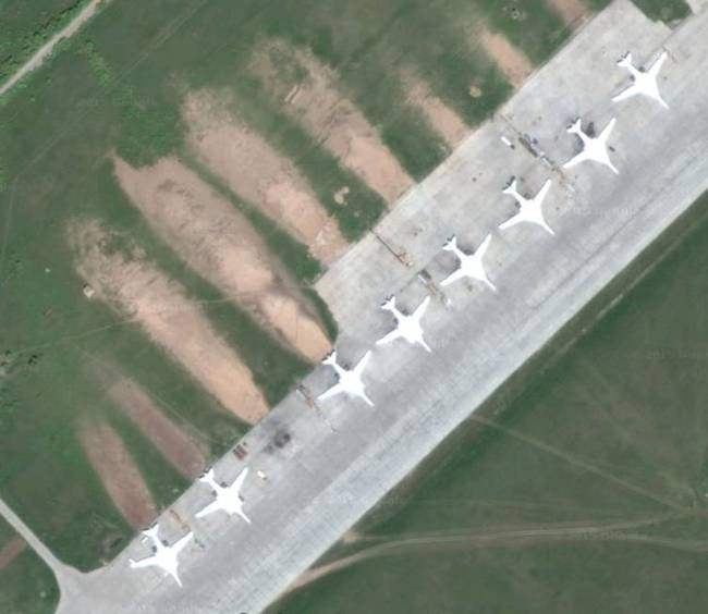 Gondolkodtál már rajta, hogy milyen lehet egy sugárhajtású vadászgép mögött állni, amikor beindítja a hajtóműveit? Az alábbi Google Earth képen látható nyomok szerint nem túl kellemes.