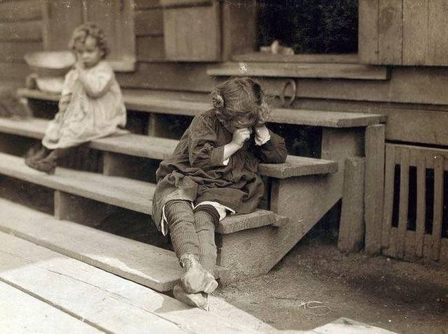 Egy 5 éves kislány, akinek nem volt kedve fényképet készíteni, mert hulla fáradt és fájnak a kezei az egész napos munkától (garnélarák-pucolás) - Mississippi, 1911.