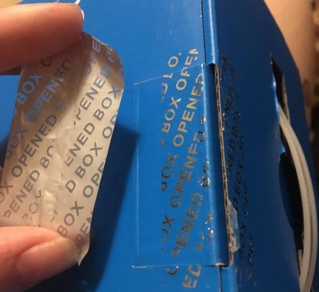Ha ezt a matricát eltávolítod a dobozról a "box opened" (doboz kinyitva) feliratot hagyja maga után.