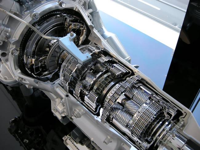 Egy 8 sebességes automata váltó. (Lexus)