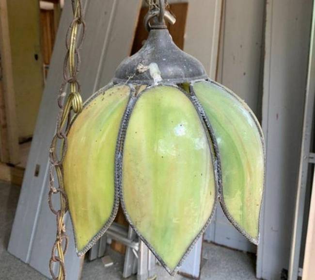 „20 dollárért láttam ezt a lámpát a bolhapiacon, aztán beszéltem az eladóval, és mondta, hogy 5 dollárért az enyém, csak végre megszabaduljon tőle. Nagyon örültem!"