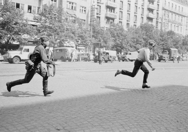 1968: egy szovjet katona egy cseh fiatalt üldöz, amiért követ dobott az egyik tankra. (prágai tavasz idején)