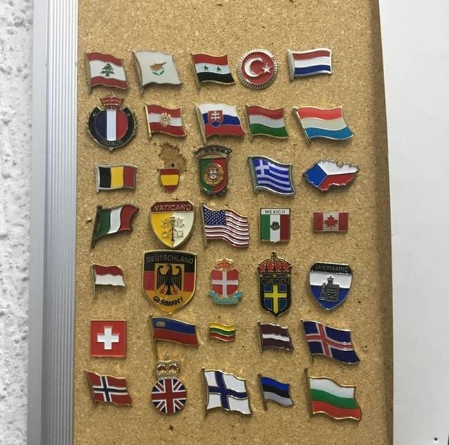 „Ez az én zászló-kitűzős gyűjteményem, amiket abból az országokból szereztem, ahol megfordultam életem során."