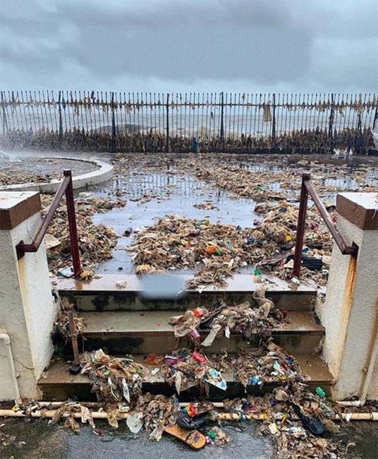 Mumbaiban a monszun visszahozta a sok szemetet, amit az emberek a tengerbe dobtak.