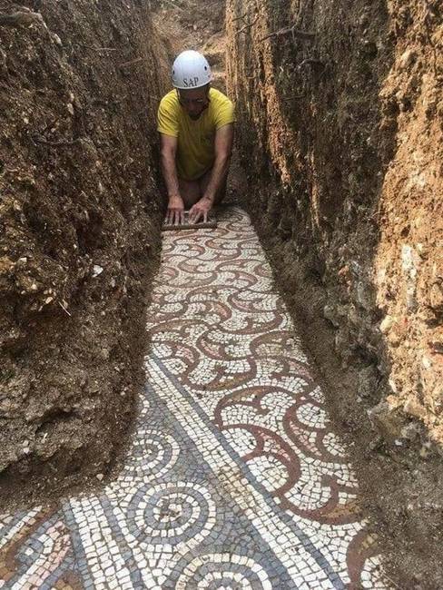 Mozaik padló egy szőlőültetvény alatt az olaszországi Verona tartományban.