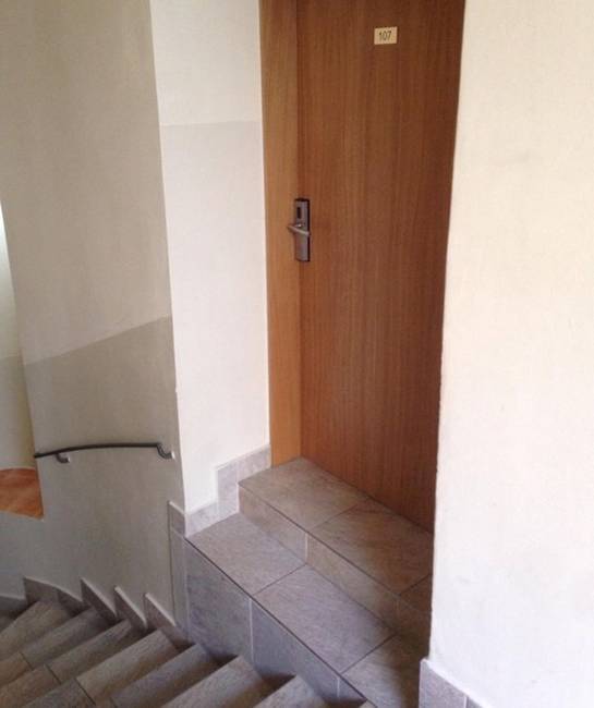 „A prágai hotelszobám bejárati ajtaja."