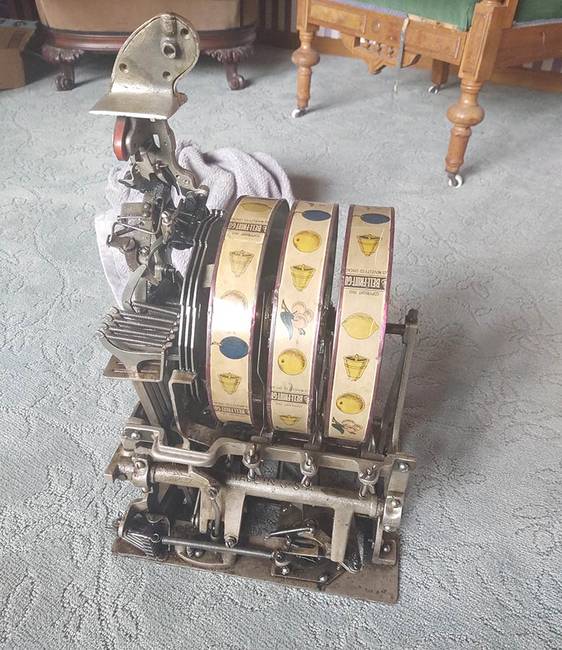 Végezetül egy félkarú rabló (nyerőgép) belső mechanizmusa.