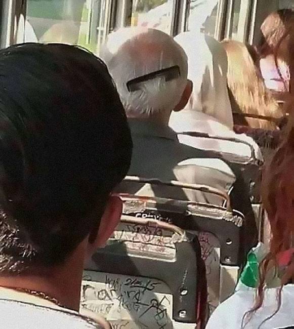 Ki tudja, lehet, hogy a szájából meg még kilóg a fogkefe.