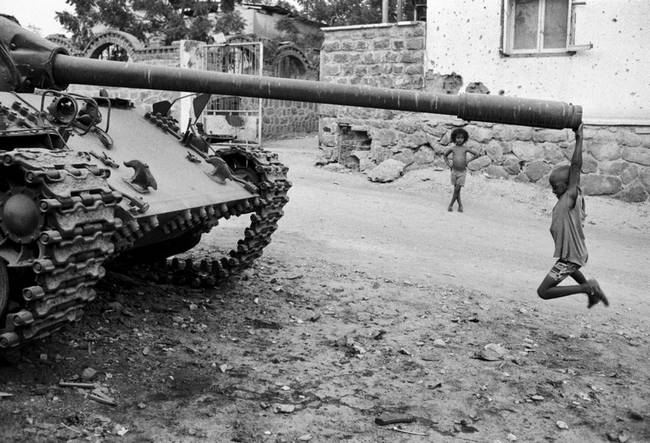 1991: elhagyatott tankkal játszó fiú Eritrea-i Massawa városban.