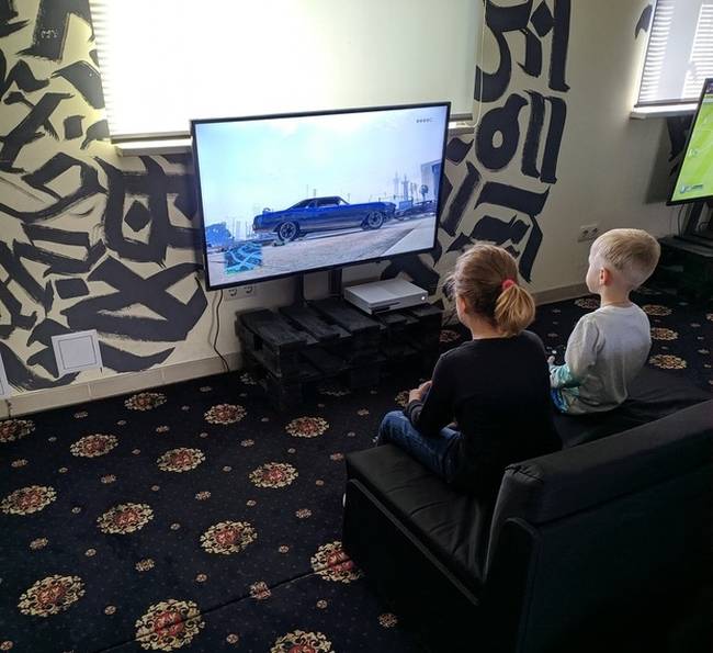 „Elindította a GTA 5-öt, és odaadta a testvérének a kikapcsolt joystickot. A kicsi azt hiszi, hogy ő irányítja a játékot, pedig a nagytesó. Az idő múlik, de a gyerekek játék-trükkjei semmit sem változtak.”