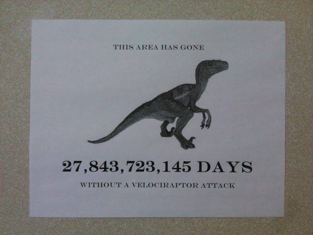 „A könyvesboltban 27843723145 napja nem volt velociraptor-támadás."