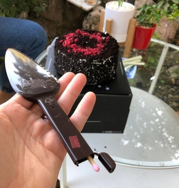 Dél-Koreában a cukrászdákban a torták mellé ingyen gyertyákat és gyufákat adnak, melyeket a tortakésekbe rejtenek.