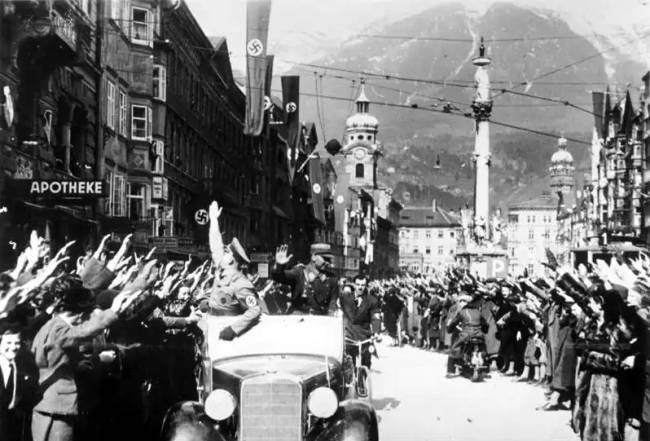 Az osztrák Innsbruck lakói az Anschluss után, 1938. március 13-án.