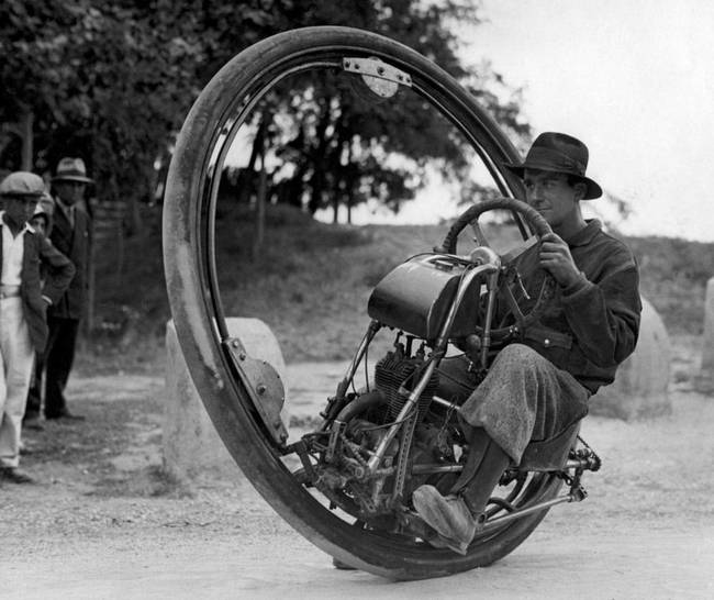 Egy motoros monocikli 1931-ből, melynek végsebessége 150 km/h volt.