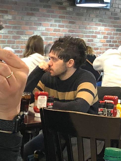 Valószínűleg ideges, mert vak randira érkezett.