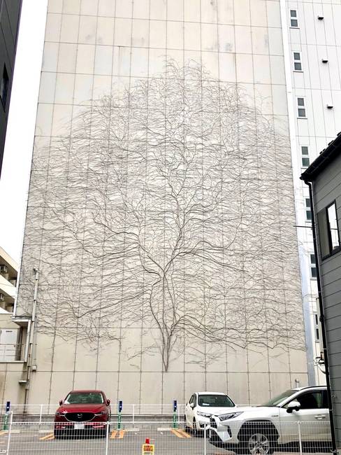 Ez a ház falán lévő fa nem graffiti, hanem egy kúszónövény.