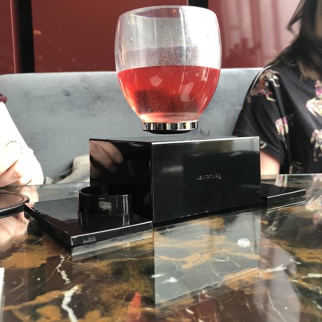 Egy londoni bár, ahol levitáló koktélpohárban szolgálják fel az italokat.
